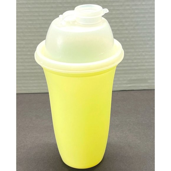 Vintage Tupperware 844-1 Shaker Cup with Lid 2 Cup Kitchen Gadget Yellow - Picture 2 of 7